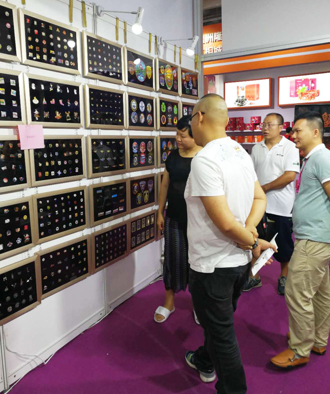 客人在獎(jiǎng)牌廠--東宏廠禮品展現(xiàn)場(chǎng)所  上萬(wàn)款獎(jiǎng)牌案例,客官您慢慢欣賞