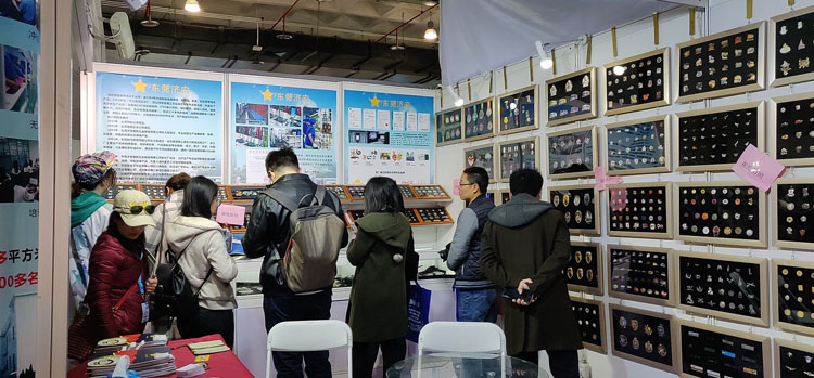 胸章工廠濟(jì)安北京禮品展現(xiàn)場(chǎng).jpg