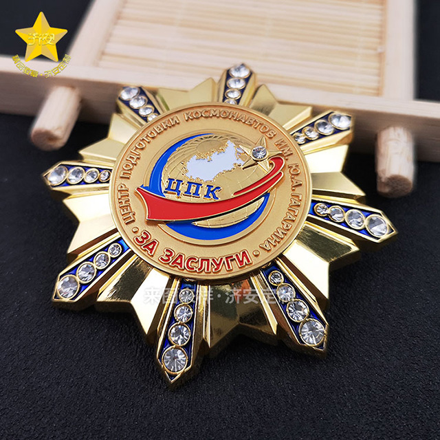 鑲鉆紀(jì)念章,定制金屬徽章文創(chuàng)禮品、品牌禮贈品成為一種潮流趨勢