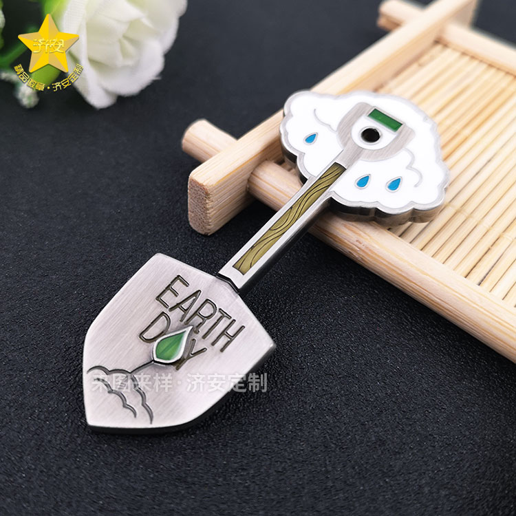 植樹造林環(huán)保交流論壇紀念章,植樹節(jié)樹形狀鏟子造型紀念徽章