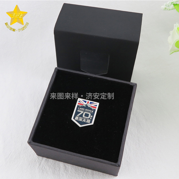 突顯榮耀!定制路虎70周年紀(jì)念章,LOGO徽章制作展示您的獨特風(fēng)采！